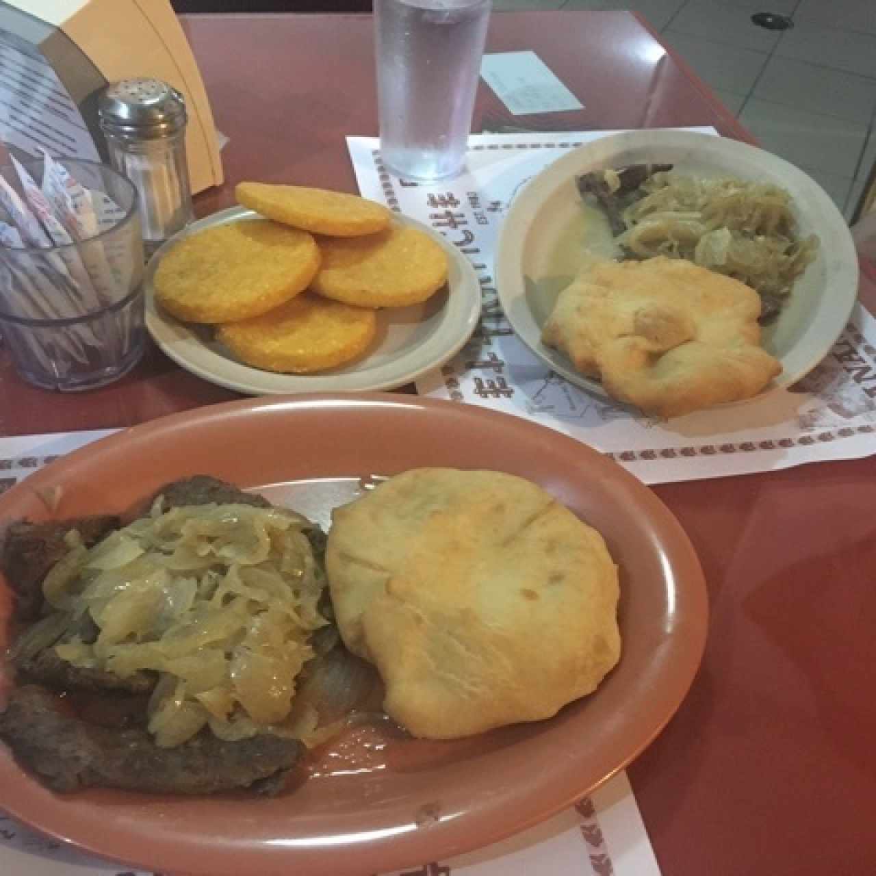 Bistec de hígado encebollado