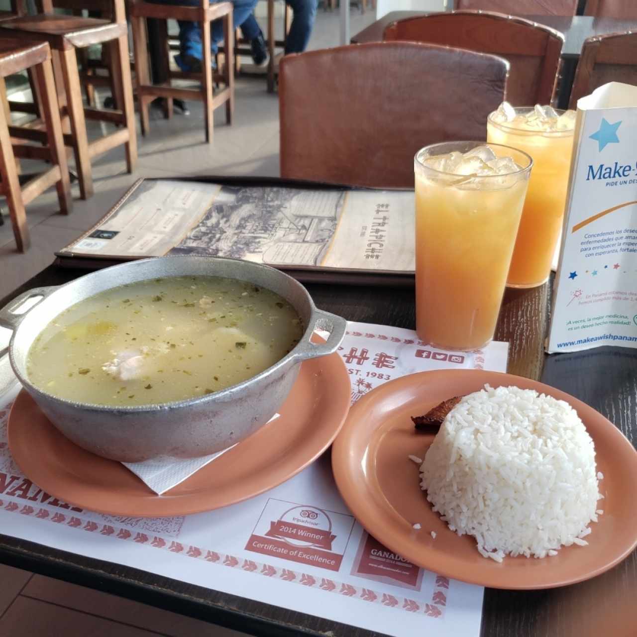 SANCHO DE GALLINA CON ARROZ Y TAJADA DE PLÁTANO MADURO FRITO Y CHICHA DE NARANJA CON RASPADURA-Calificaciòn de 3 ⭐⭐⭐😠👎🏾