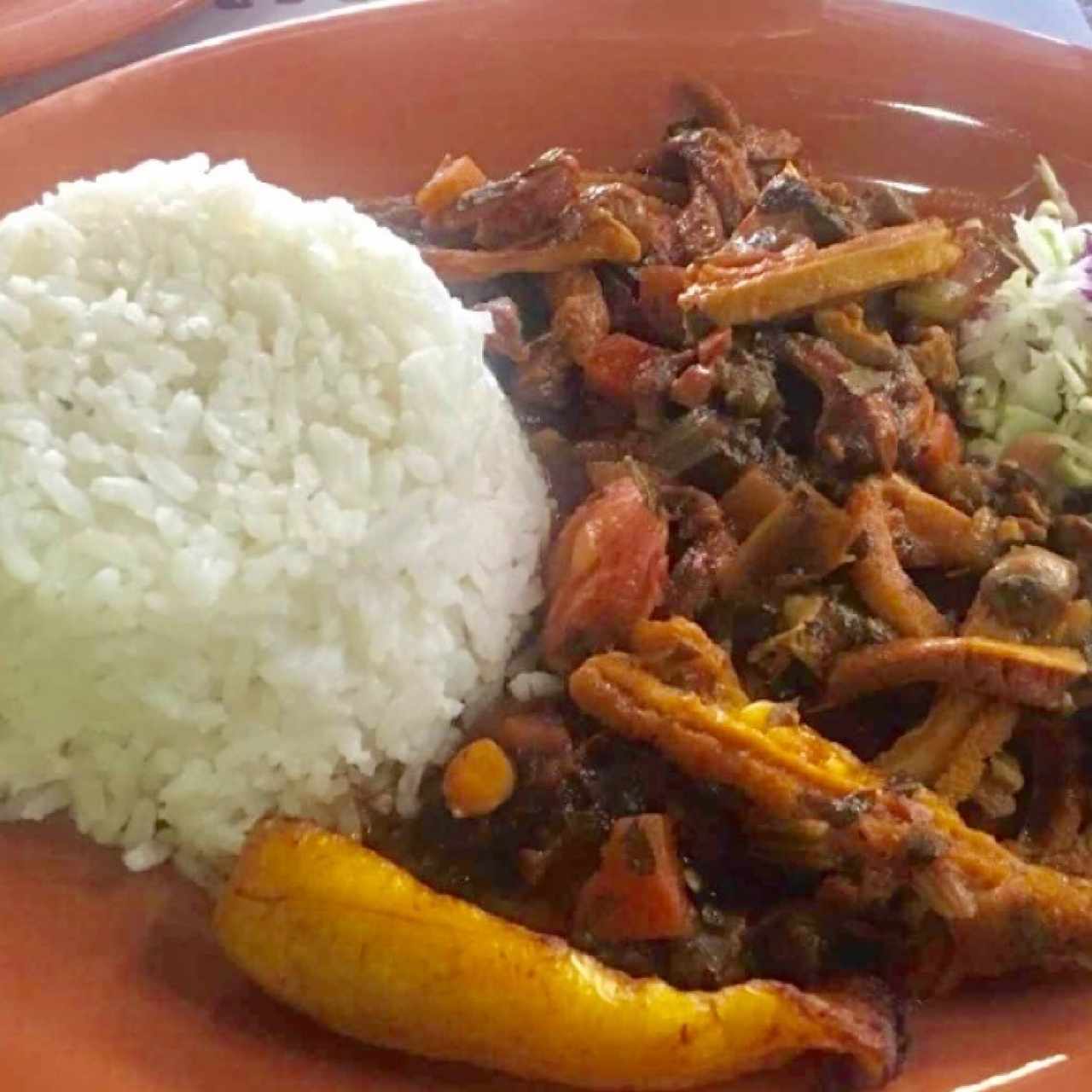 Mondongo con Arroz/Ensalada de Repollo/Tajada