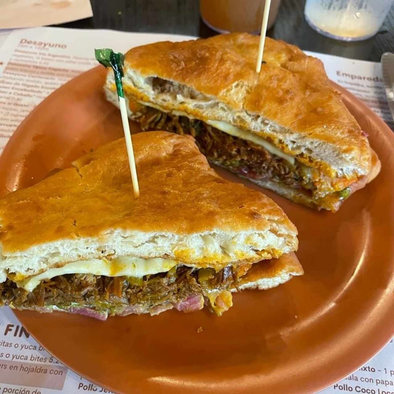 EMPAREDADO EN HOJALDRE DE ROPA VIEJA (Ropa Vieja, Queso Mozzarella, Cebollas Encurtidas, Mayonesa de Culantro)