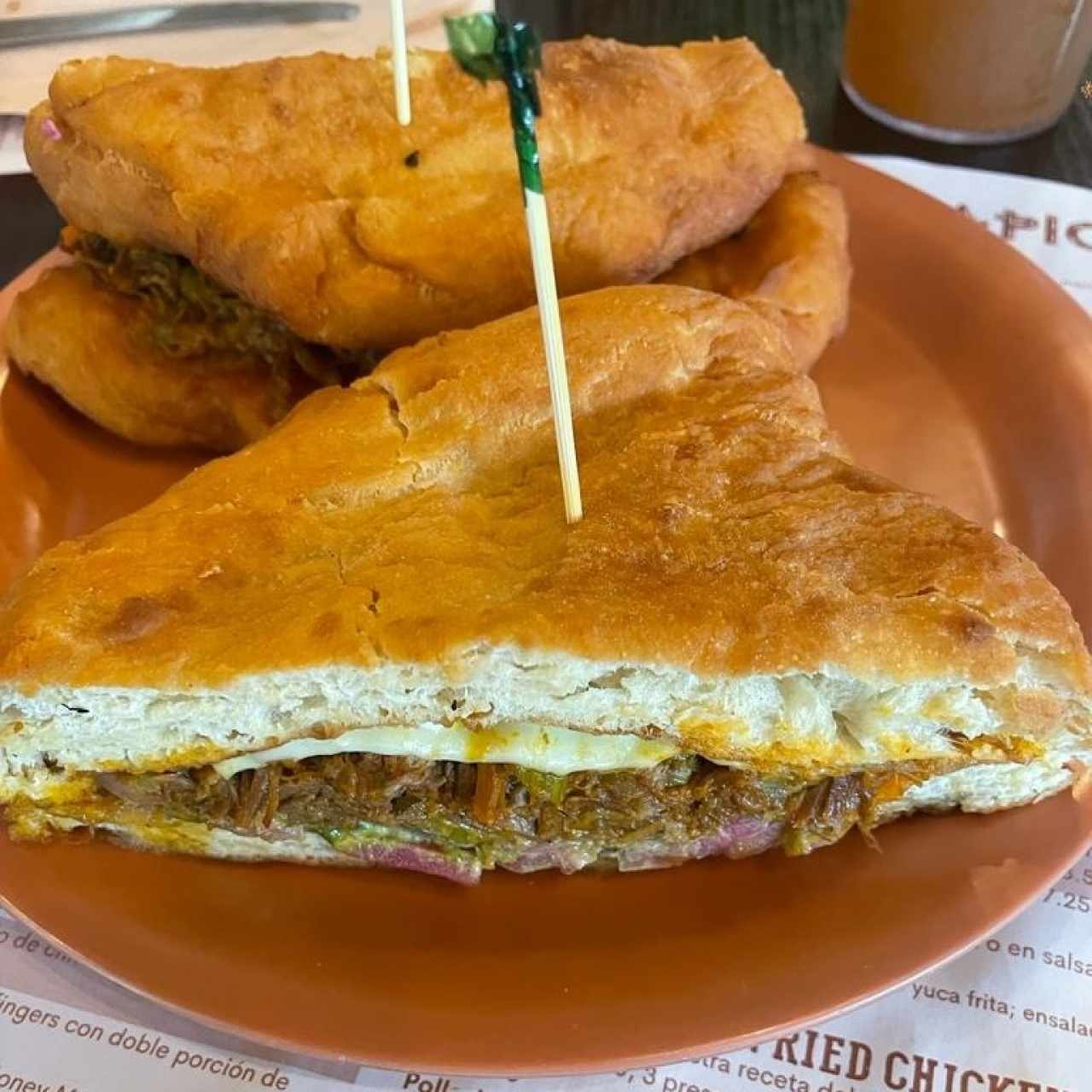 EMPAREDADO EN HOJALDRE DE ROPA VIEJA (Ropa Vieja, Queso Mozzarella, Cebollas Encurtidas, Mayonesa de Culantro)