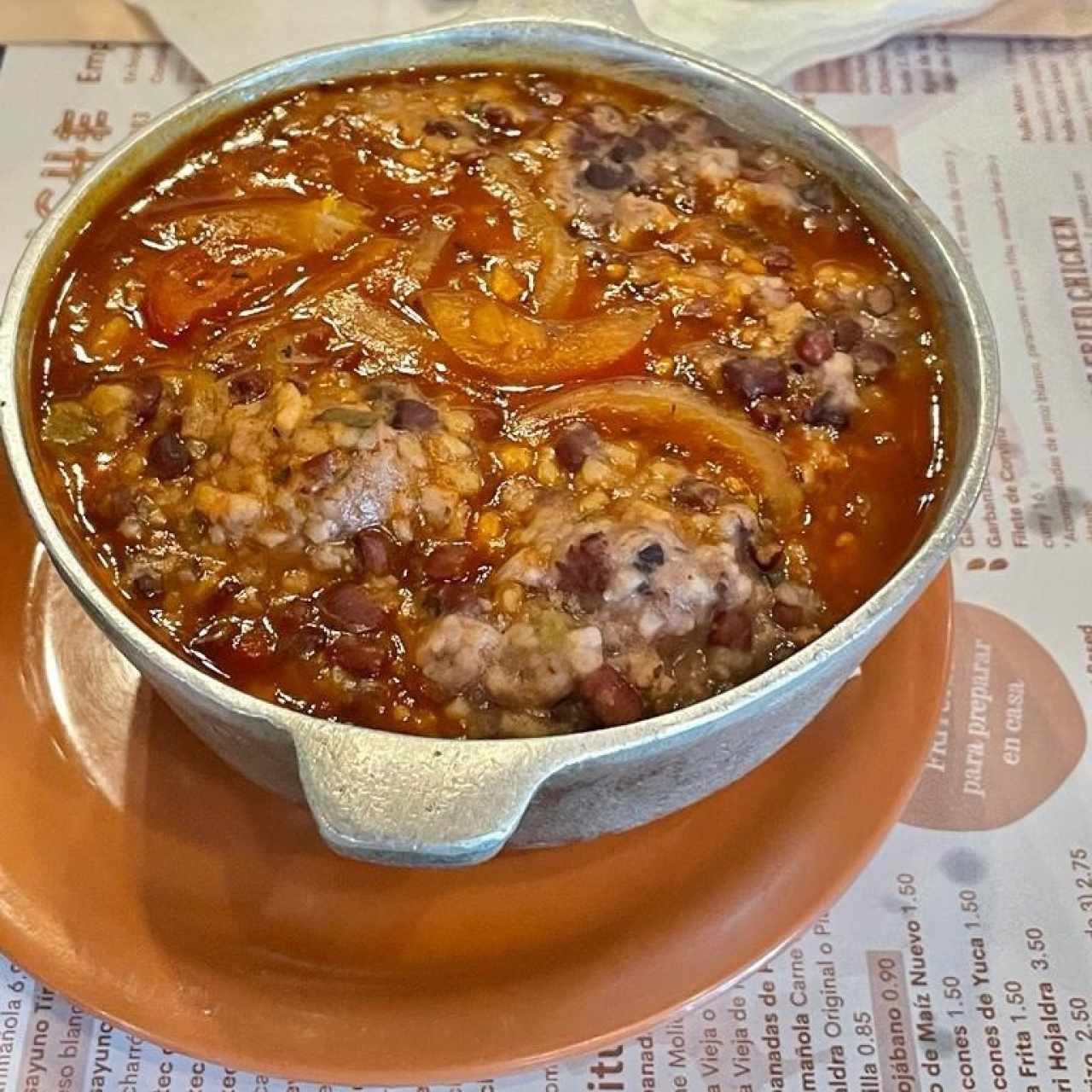 GALLO PINTO (Guacho de Arroz, Frijolitos Chiricanos y Rabito de Puerco)