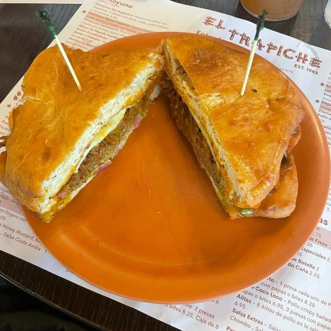 EMPAREDADO EN HOJALDRE DE ROPA VIEJA (Ropa Vieja, Queso Mozzarella, Cebollas Encurtidas, Mayonesa de Culantro)