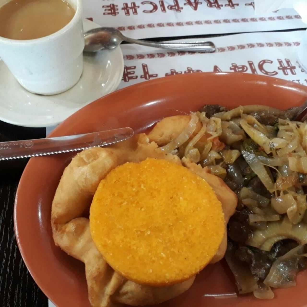 #bisteck de hígado de res encebollado, café con leche, hojaldre y tortilla yumi