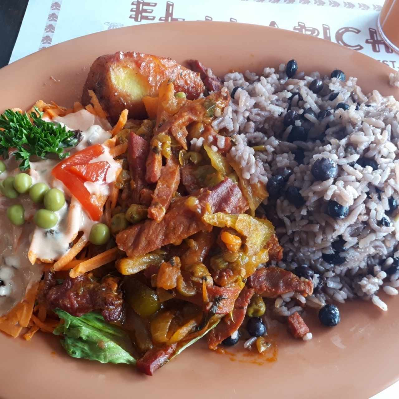 tasajo guisado con arroz con guandú y ensalada