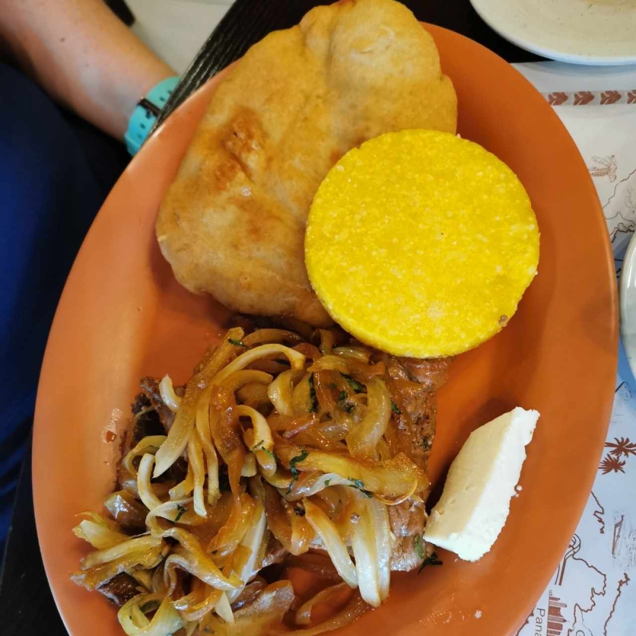 bistec encebollado