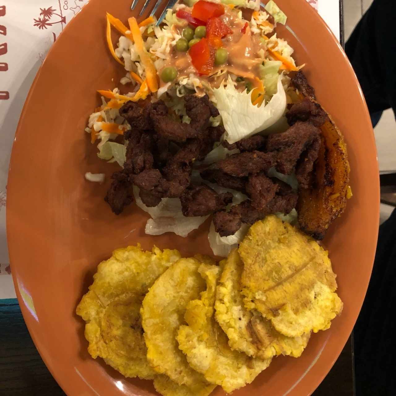 carne frita y patacones, ensalada repollo.