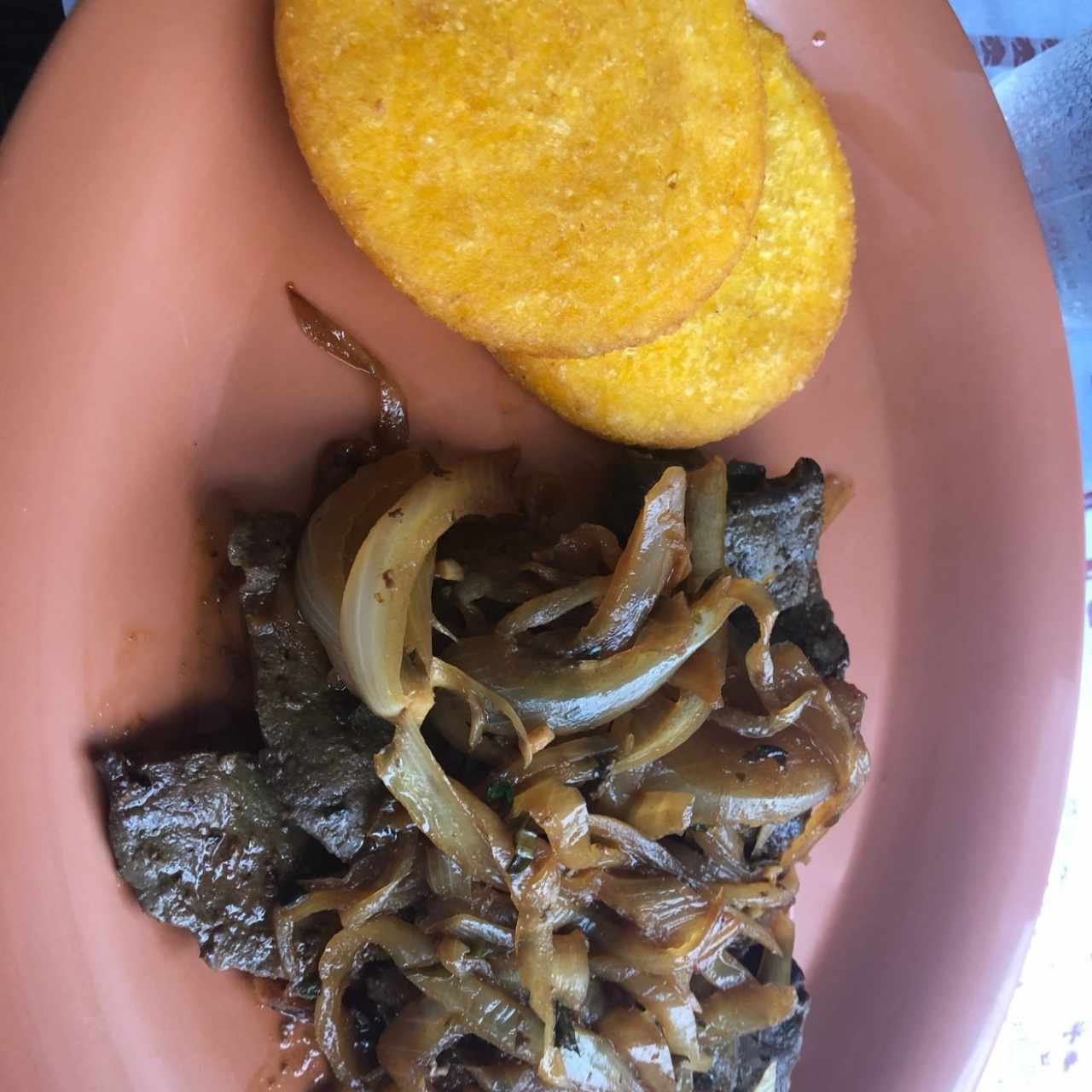 Bistec de Higado encebollado con tortillas