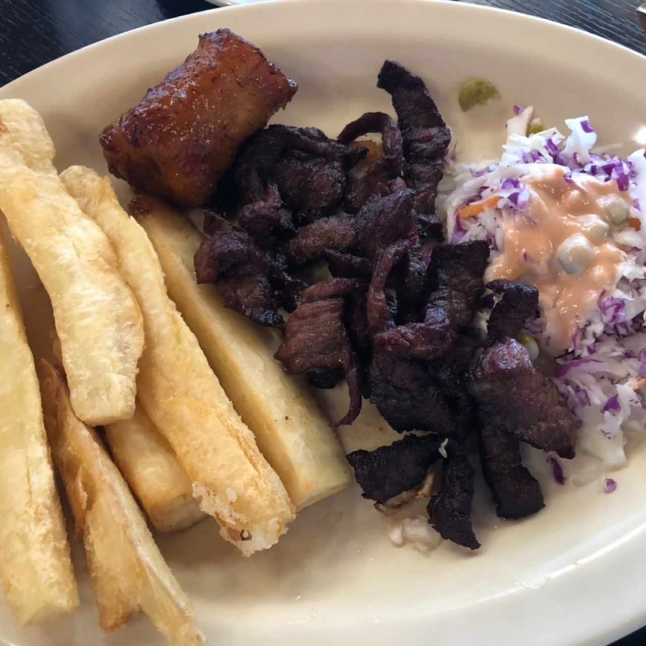 Carne frita con yuca frita