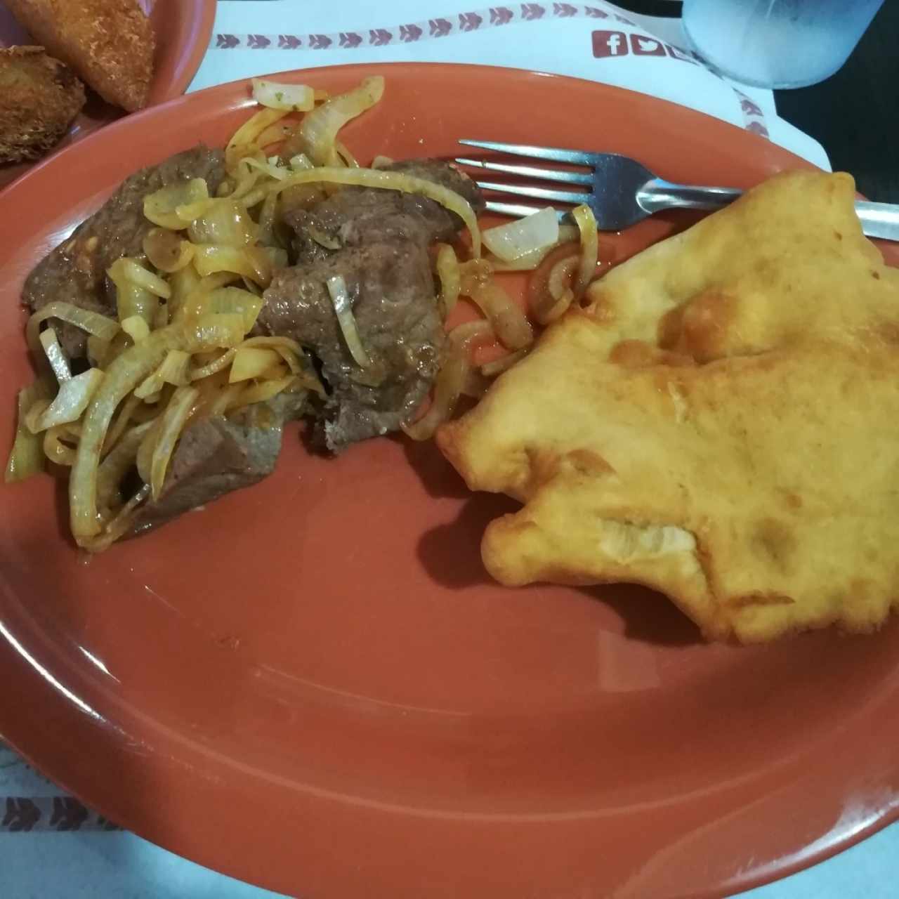 Bistec de Carne encebollado y Hojaldre