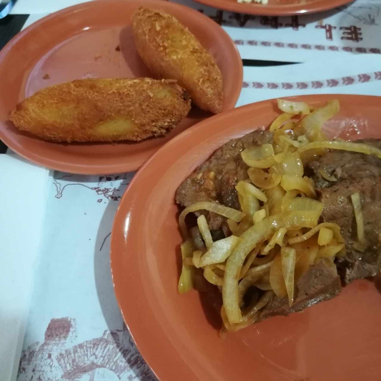 Carimañolas y Bistec de Carne encebollado