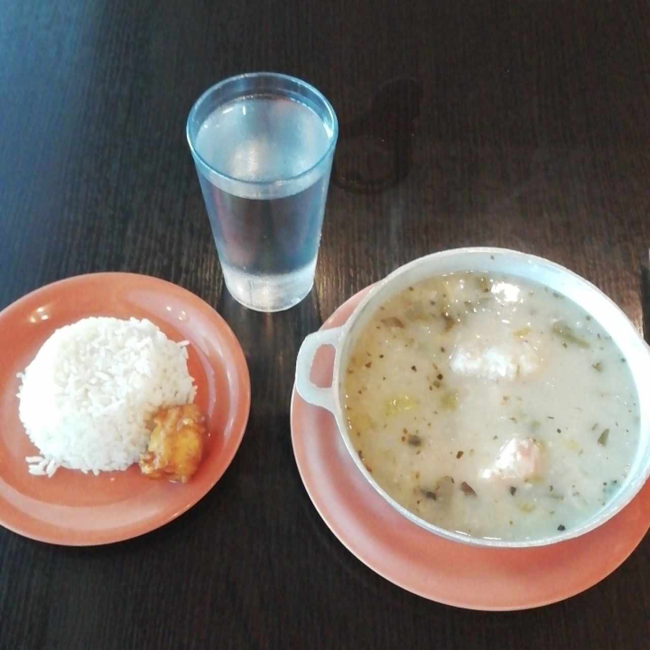 Sancocho con arroz y plátano en tentación. 