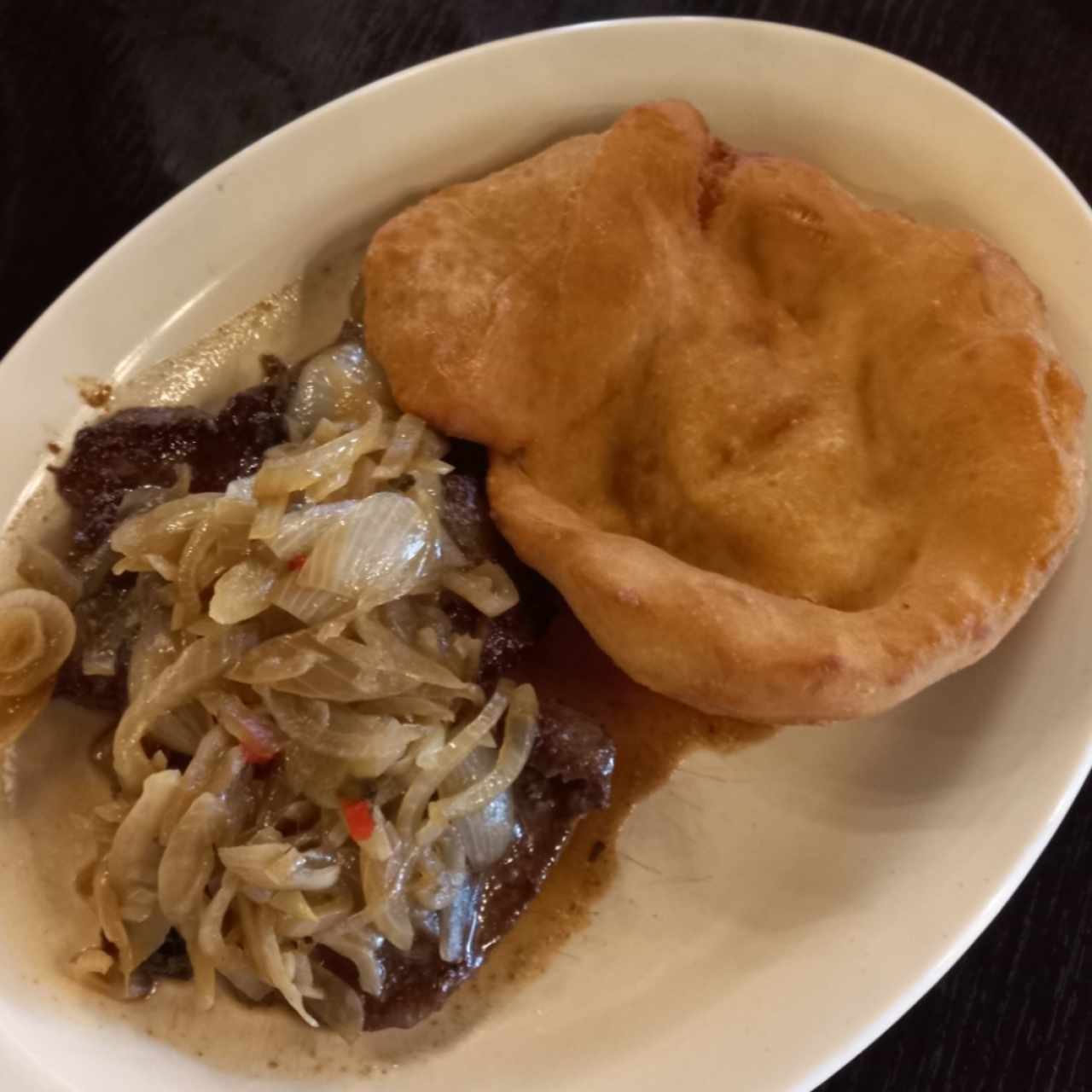 Bistec de hígado encebollado