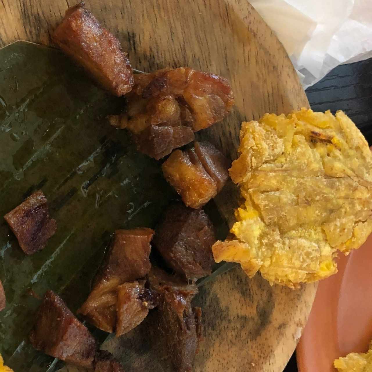 Patacones con chicharrón