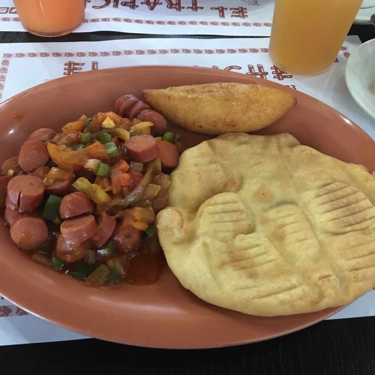 Salchichas Guisadas con hojaldre y carimañola