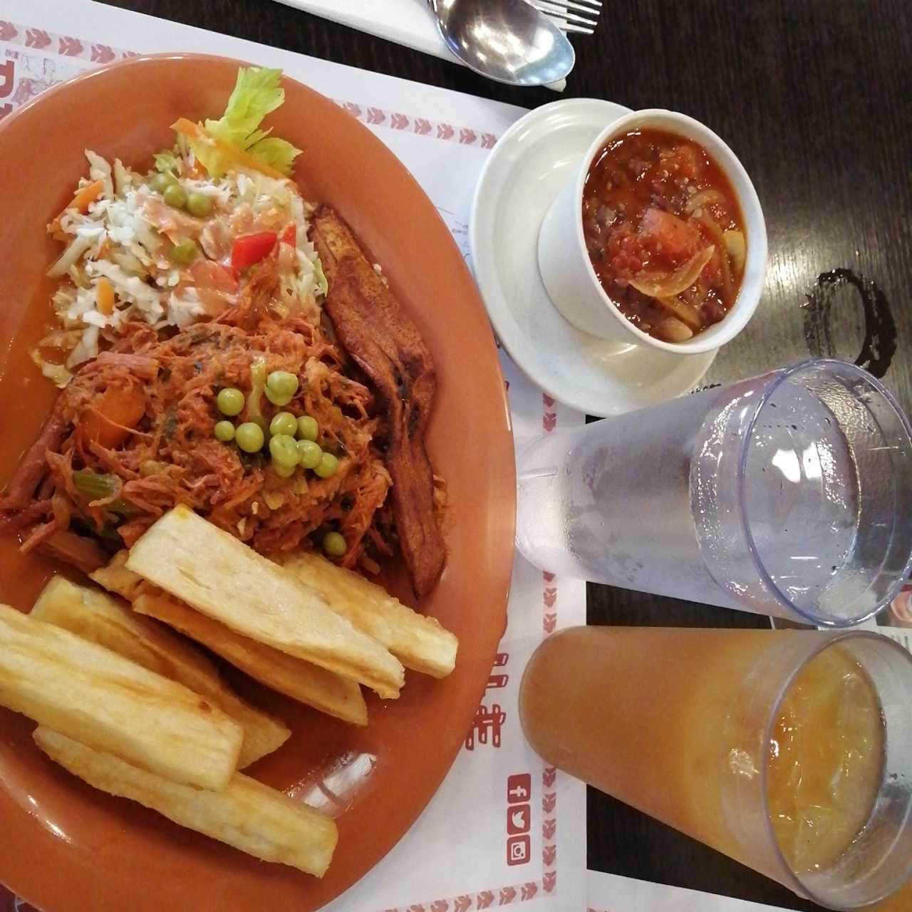 Ropa vieja con yuca frita