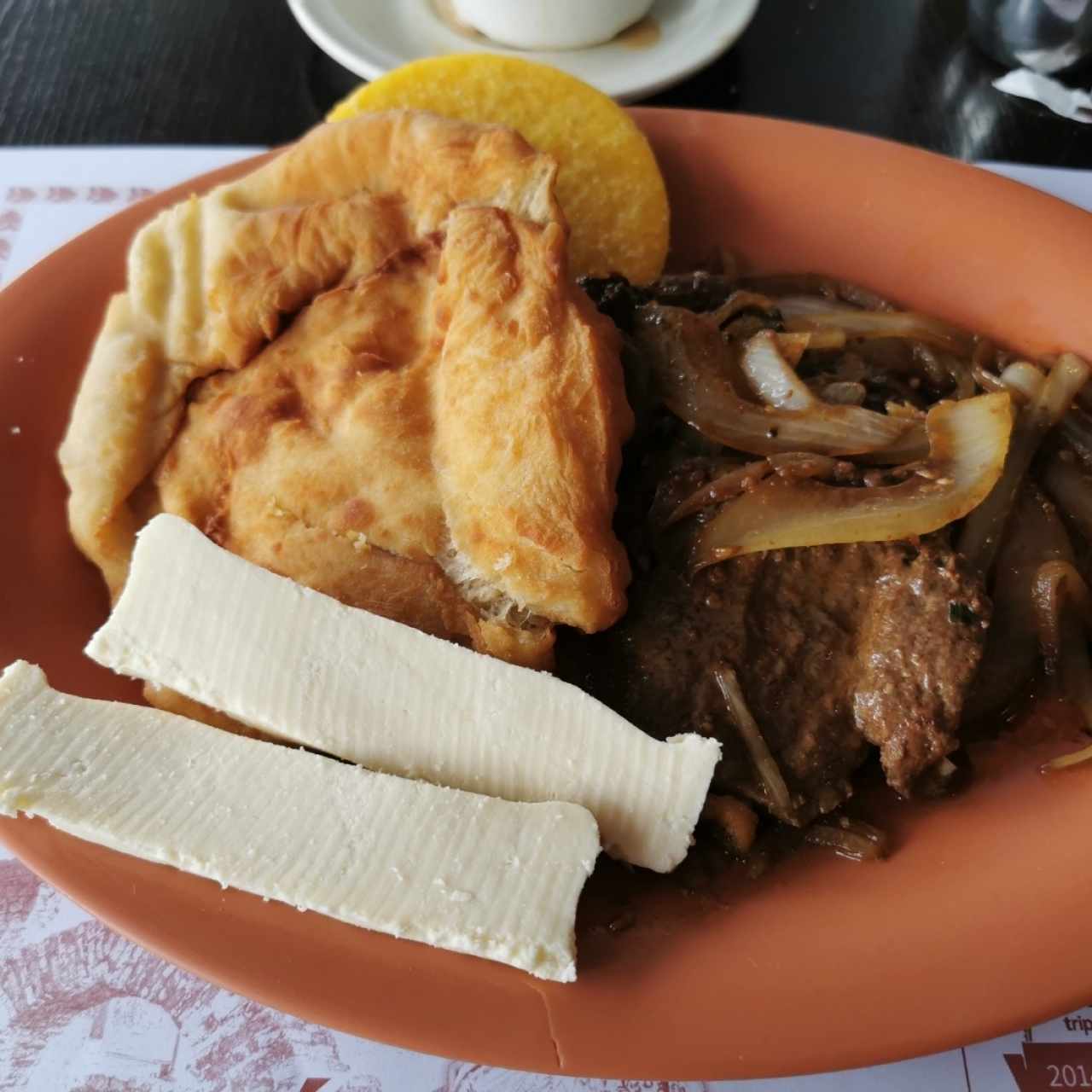 Hígado encebollado con hojaldre y tortilla