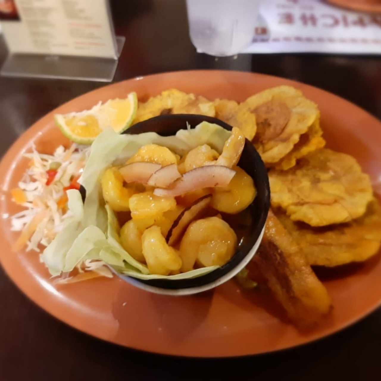 camarones caribeños con patacones 