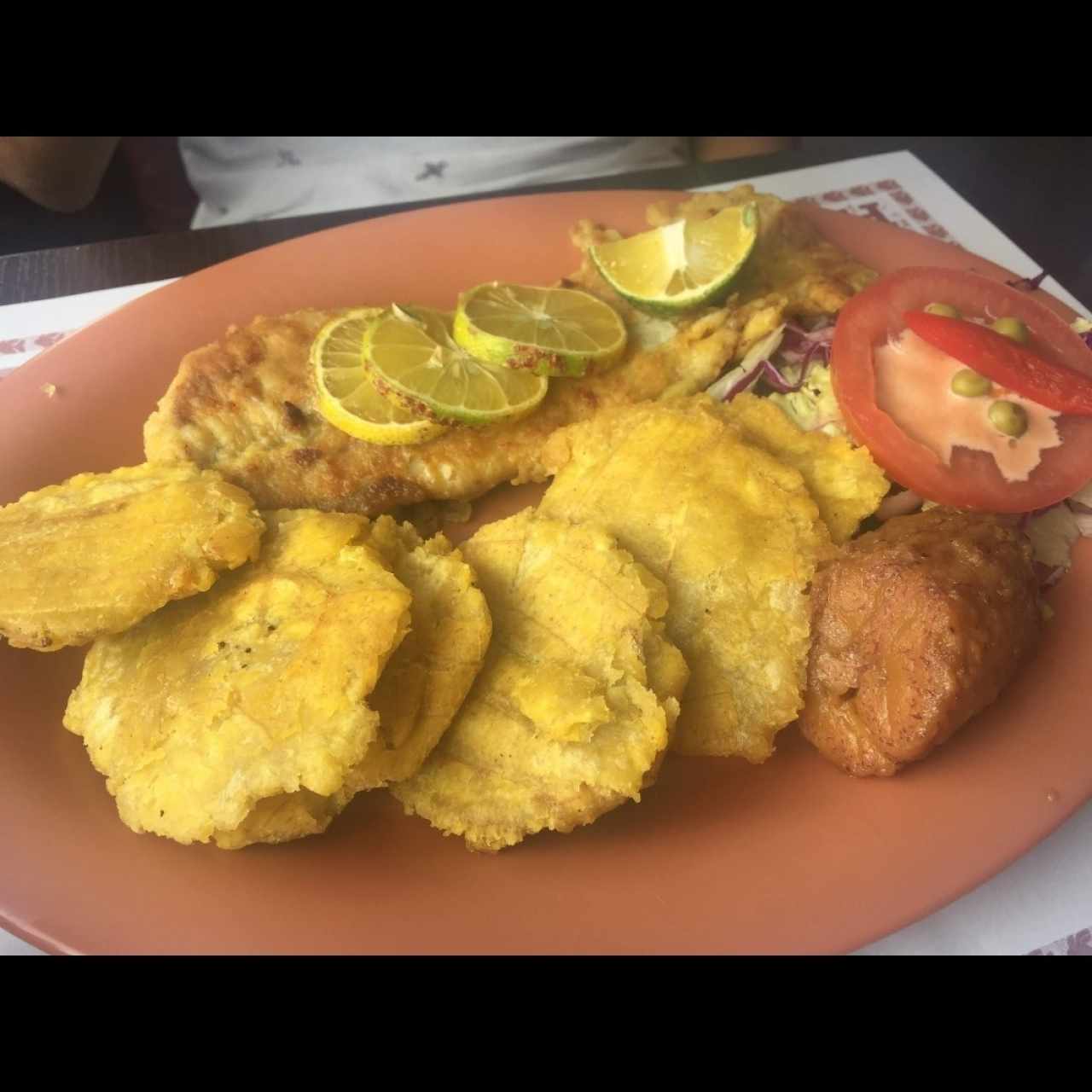 Filete de corvina corvina con patacones 