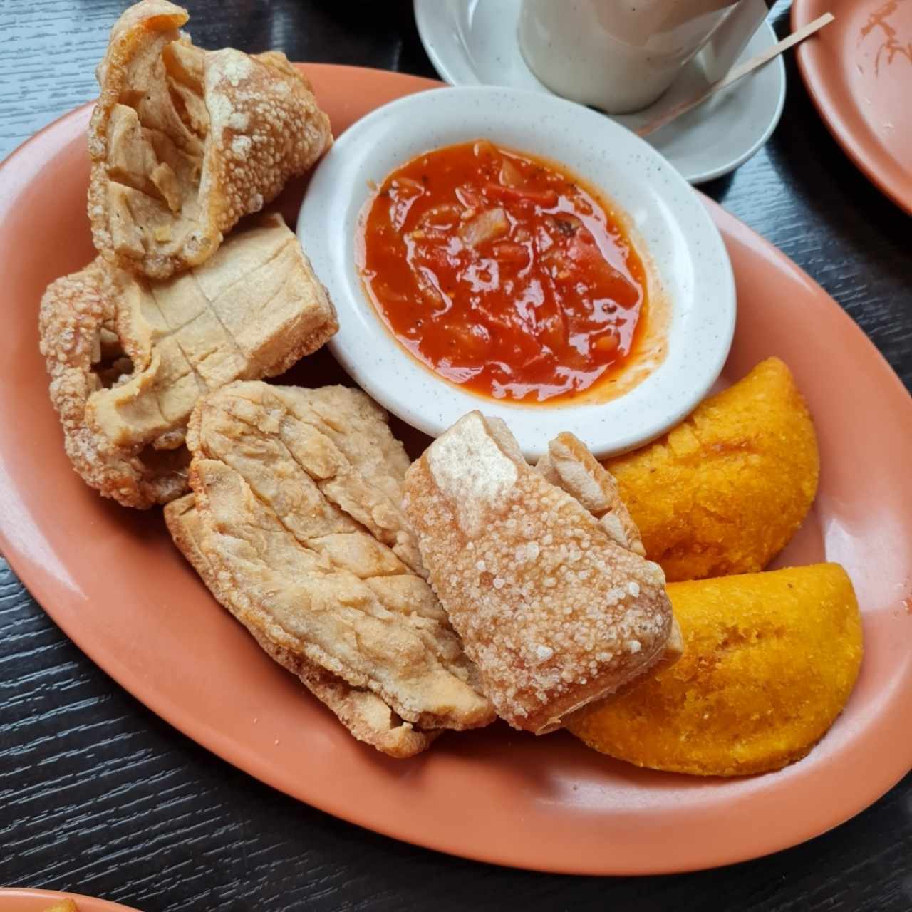 chicharrones y empanadas de maiz con ropa vieja