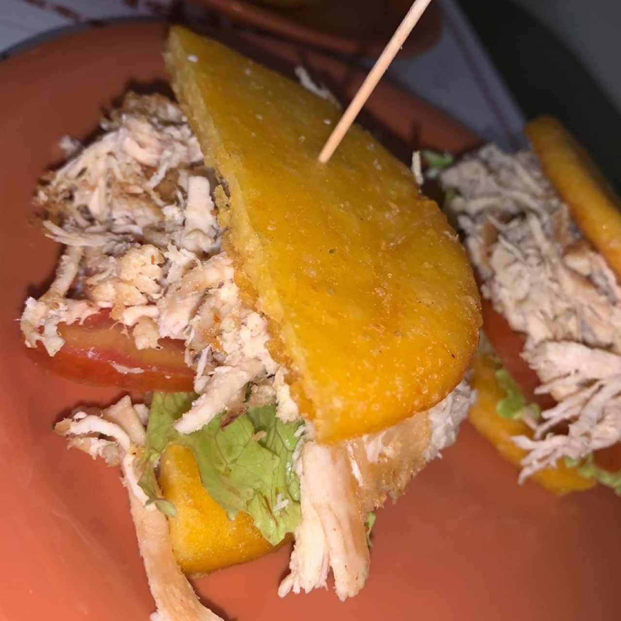 Emparedado de pollo en tortilla (sin salsas)