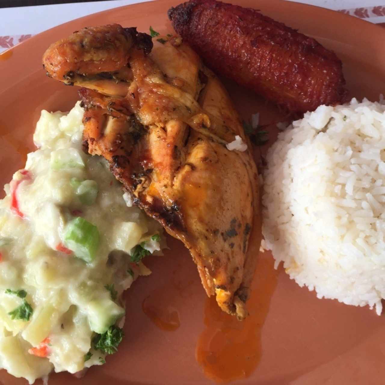 menú del dia - almuerzo - pollo asado, ensalada, tajada y arroz