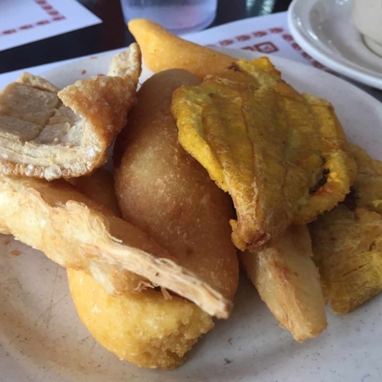 Picada mixta - incluye yuca frita, patacones, chicharrón, almohabanos y carimañola