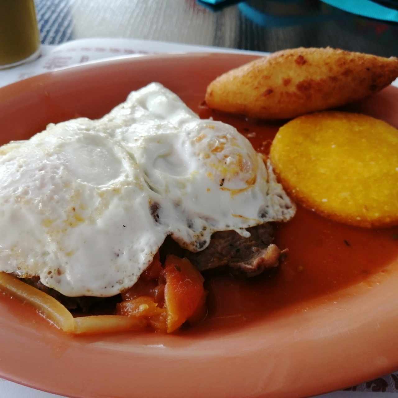 Bistec a caballo con tortilla y carimañola