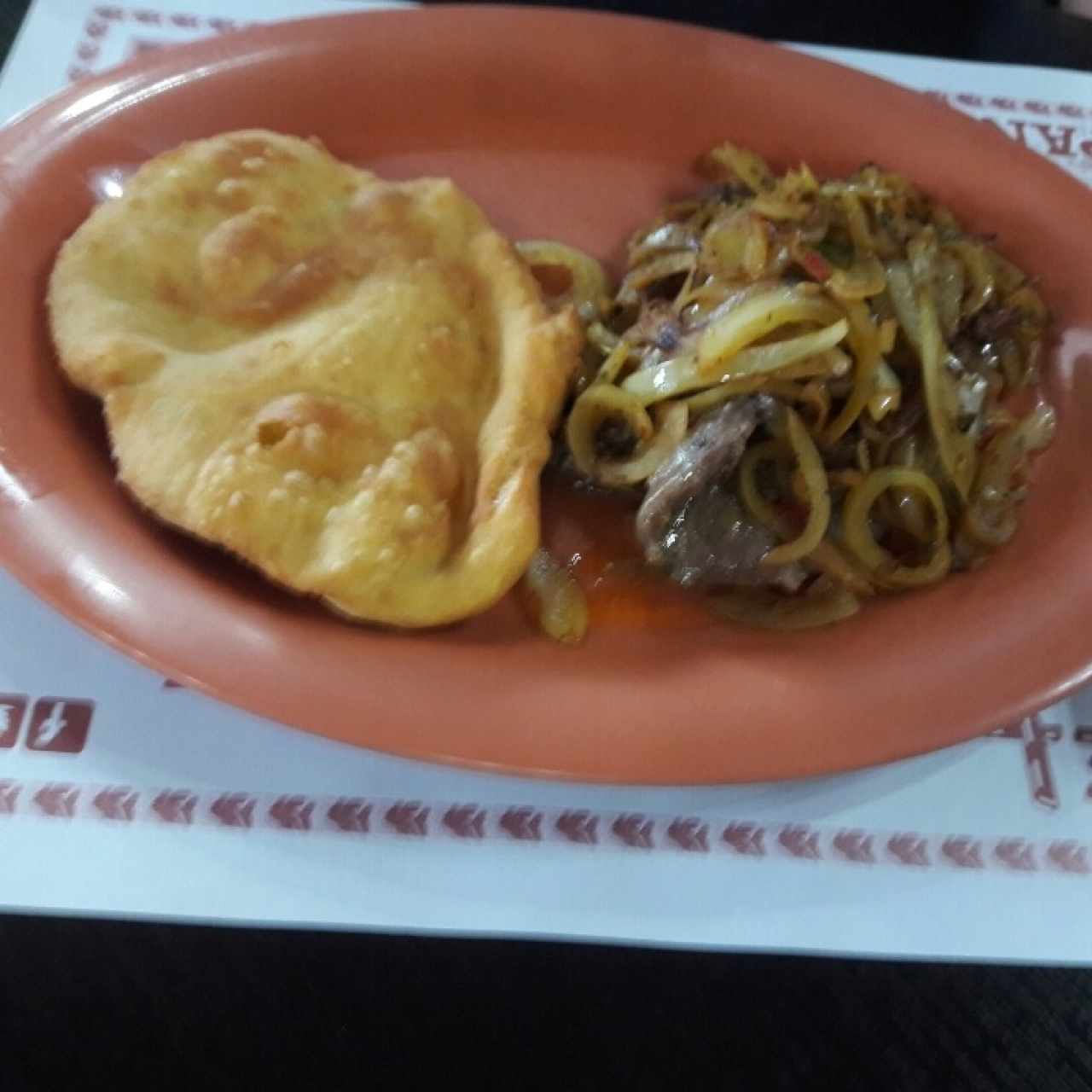 Bistec encebollado con hojaldra