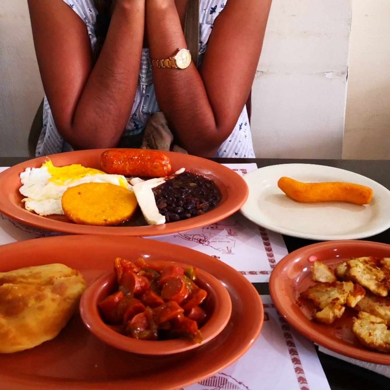 huevos, tortilla, frijoles, almojabano, salchicha guisada con hojaldre, patacones de yuca