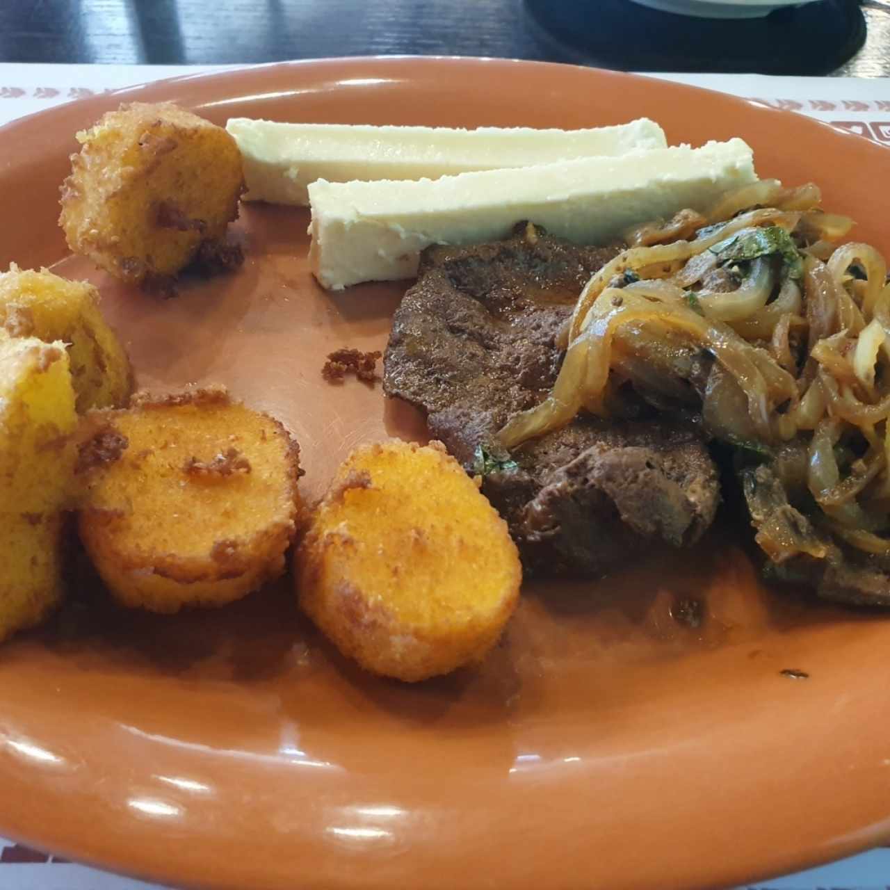 bistec de hígado, bollo y queso.