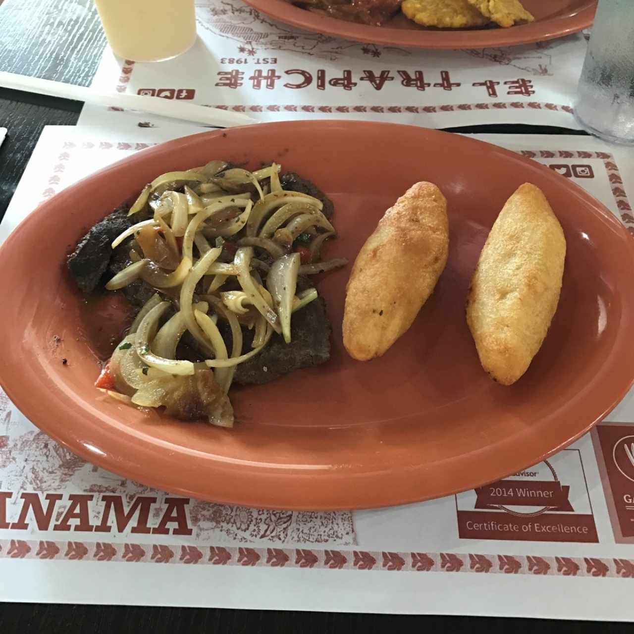 Bistec de Higado Encebollado con Carimañola