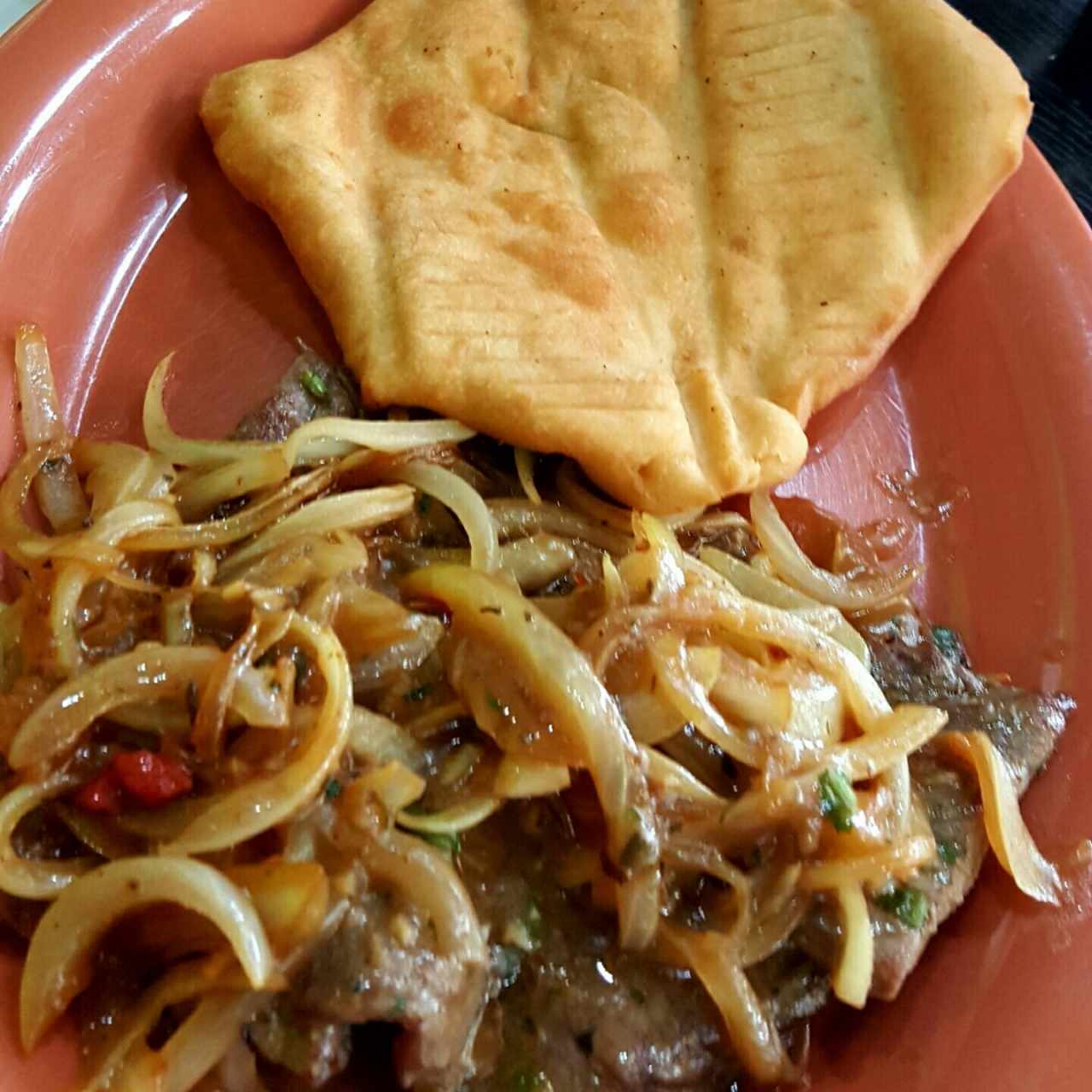 Bistec Encebollado y Hojaldre