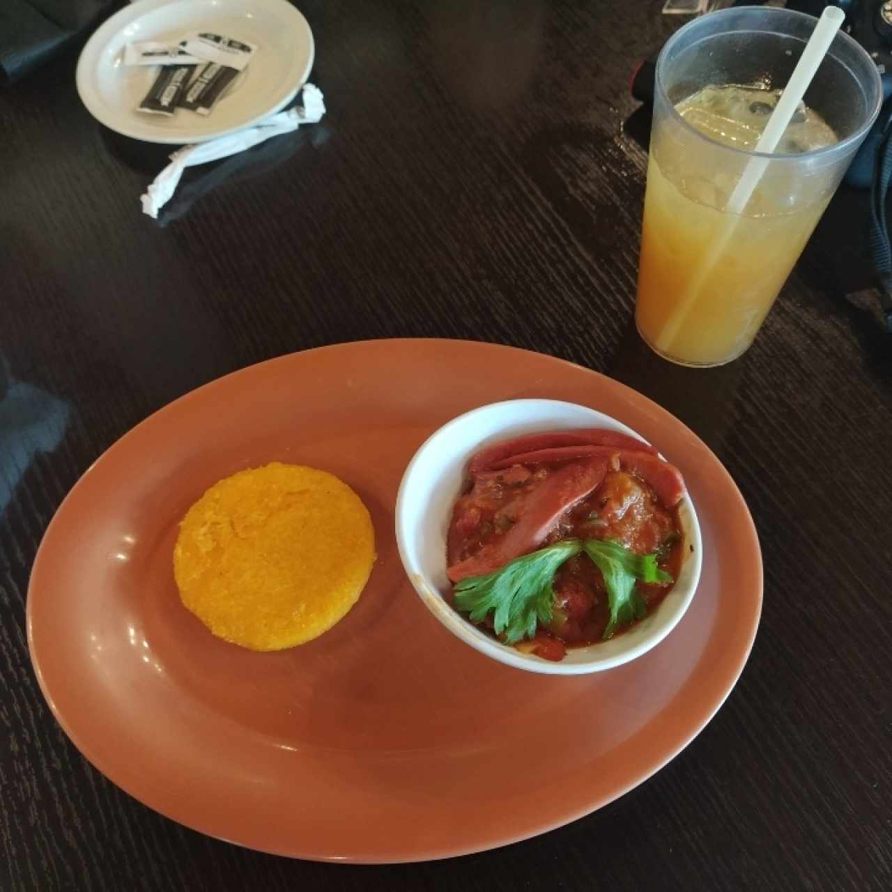 Desayuno - Salchichas Guisadas con Tortilla y Limonada con raspadura.