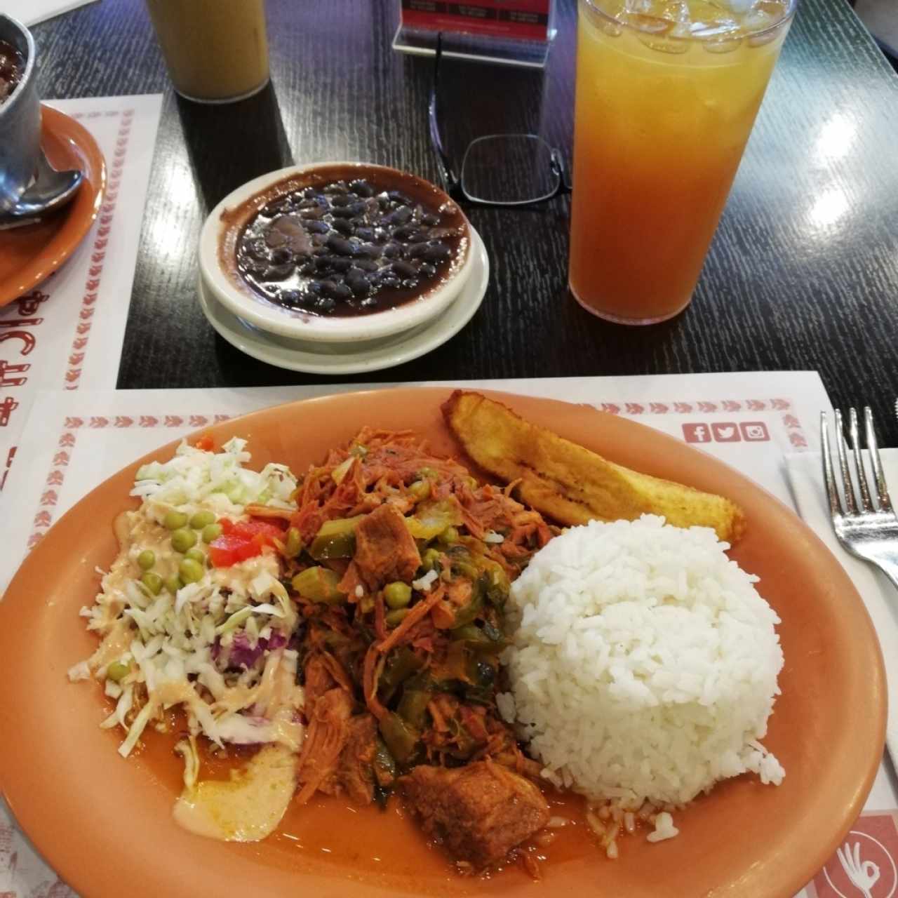 Ropa vieja, arroz blanco, frijoles negros y chicha de limonada con raspadura