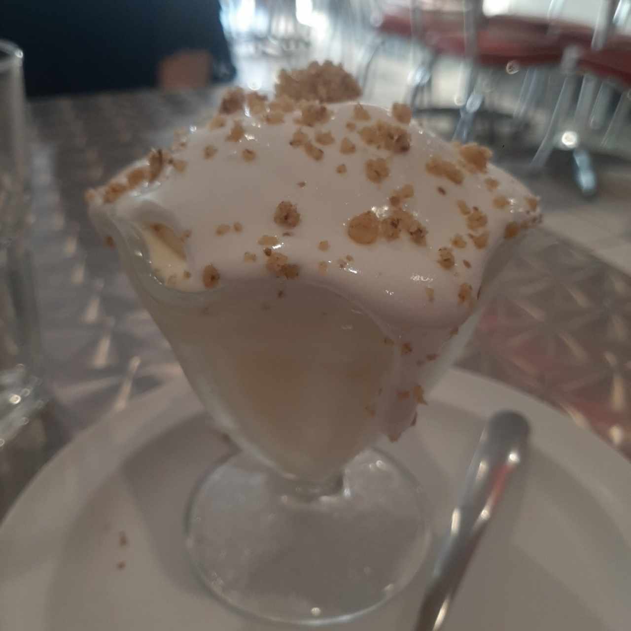 Helado de vainilla con malva y nueces