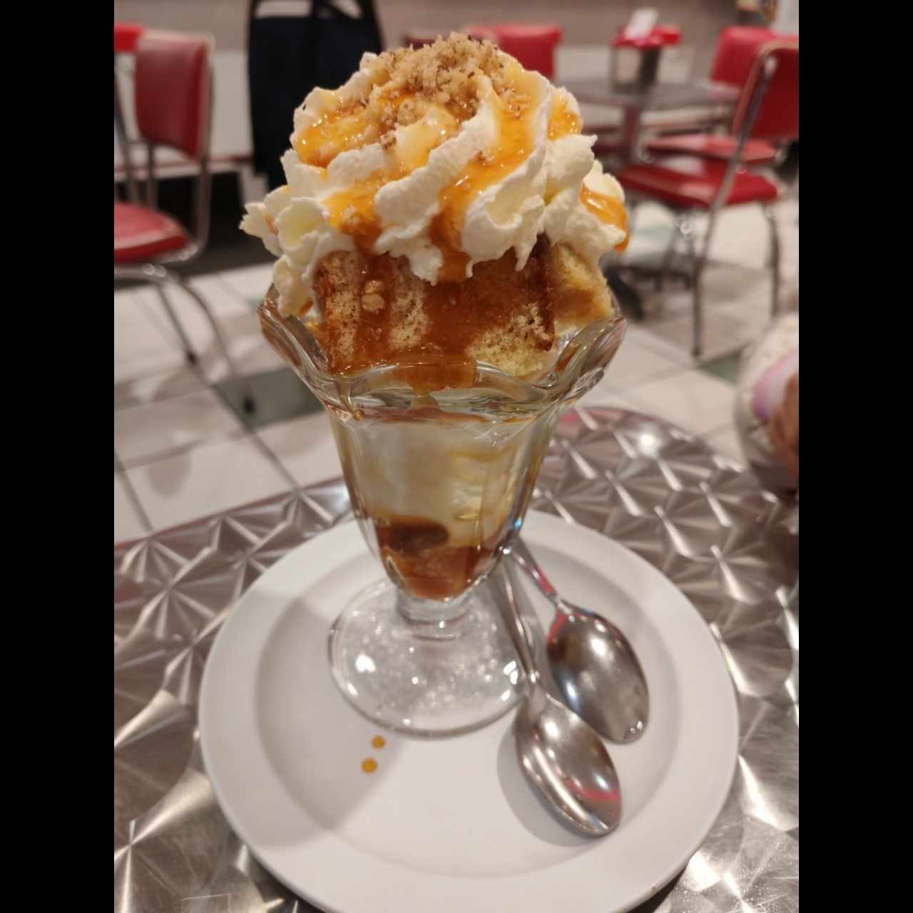 Postres - No me Olvides helado de vainilla y sirope de caramelo