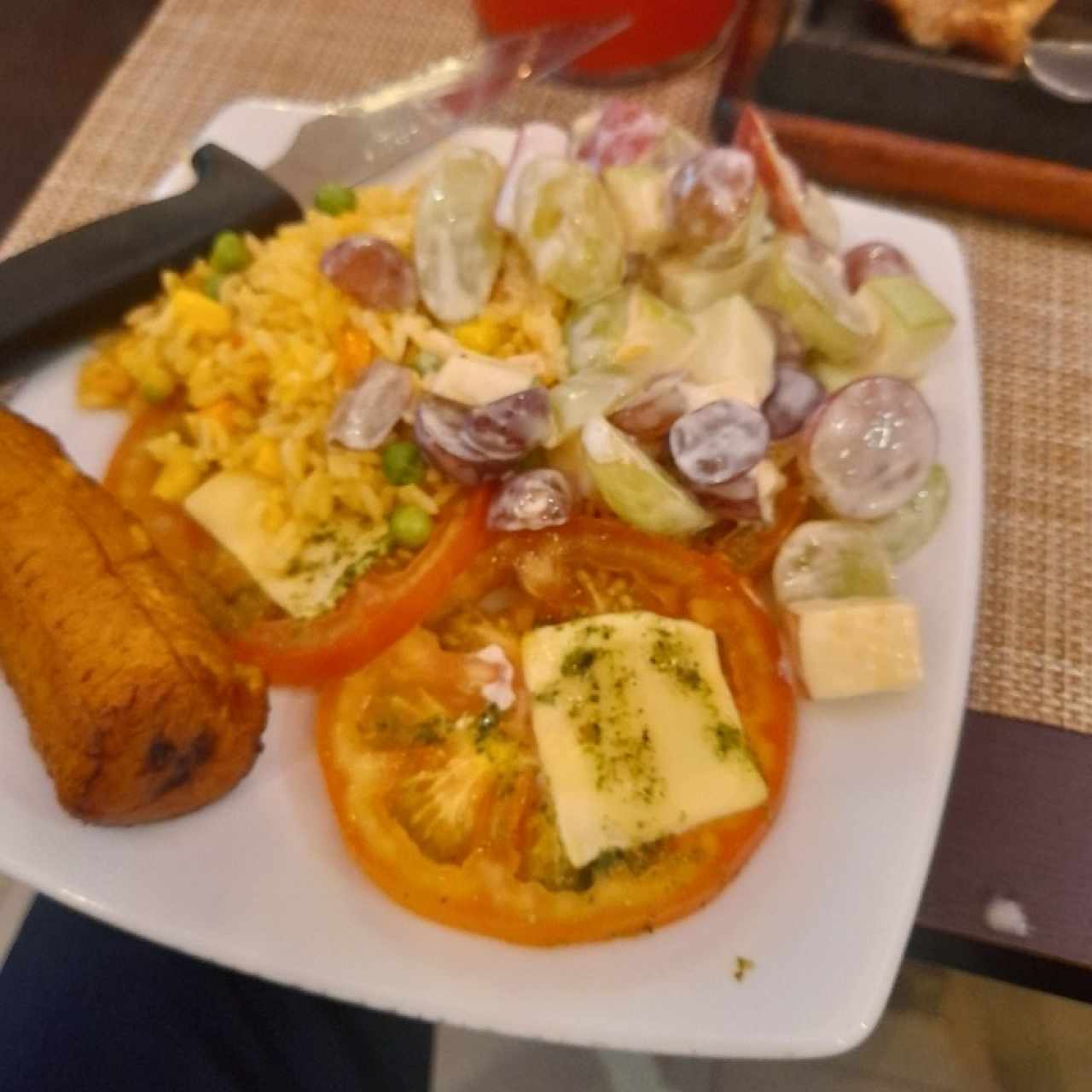 GUARNICION (Ensalada, papa, plátano maduro y arepa)