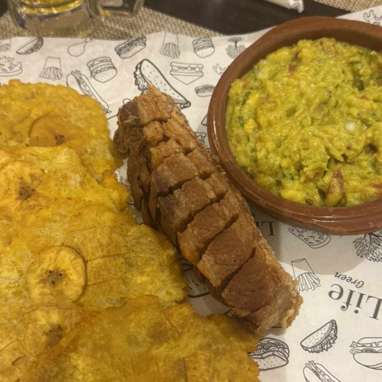 ENTRADAS - Chicharrón con patacones