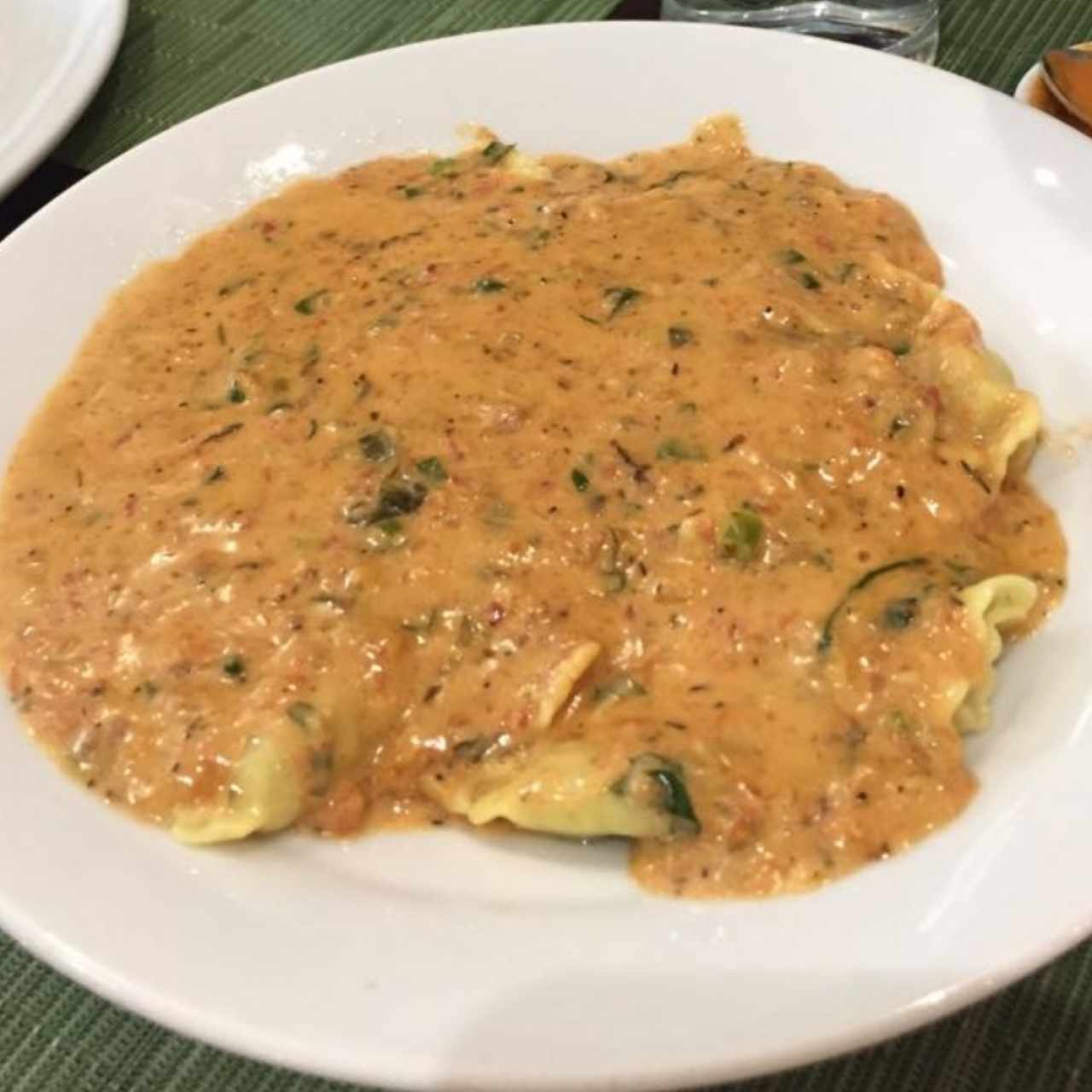 ravioli en salsa rosada al vodka