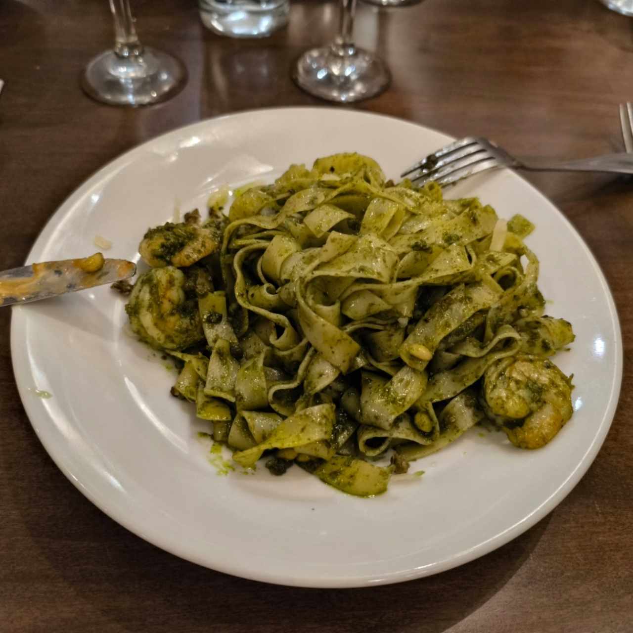 Pesto con camarones, piñones y alcaparras tostadas