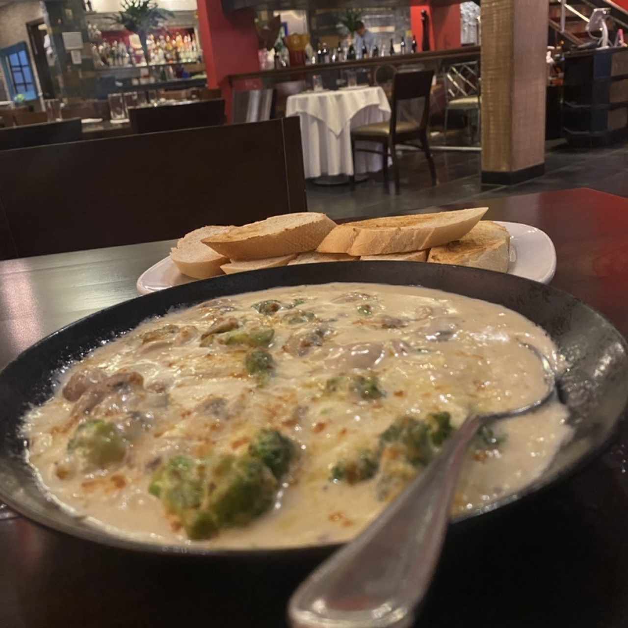 Brocoli con Champiñones en Salsa Blanca Gratinados 