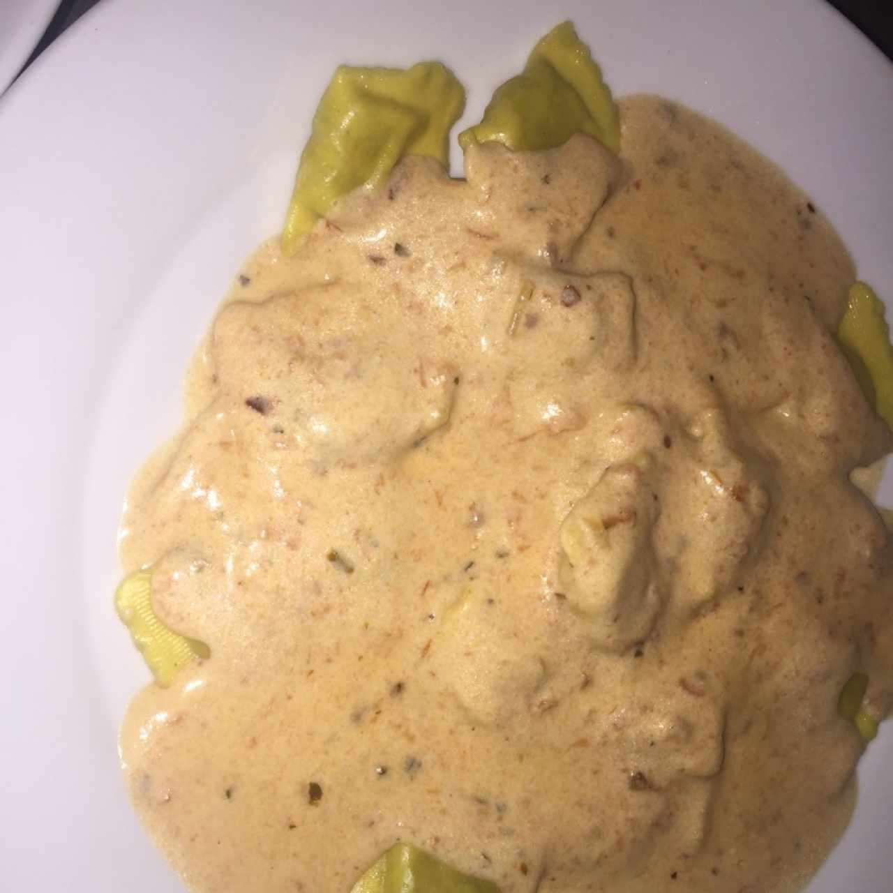 ravioli en salsa rose vegetariano