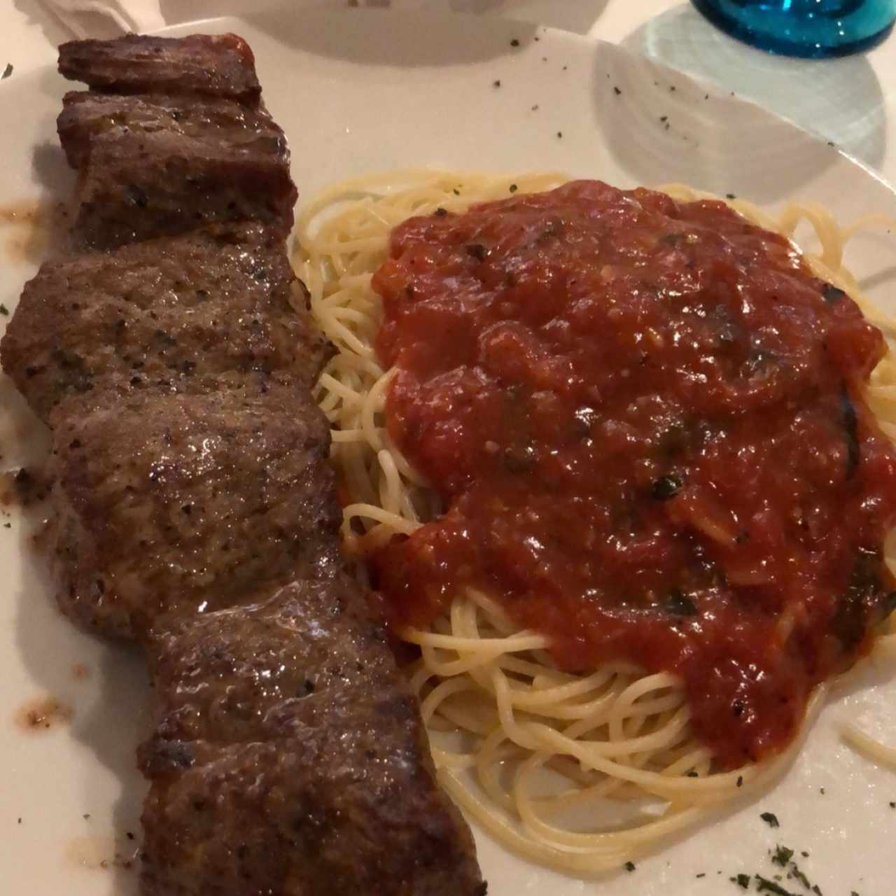 Filete de Carne con Spaguetti en Salsa Roja 