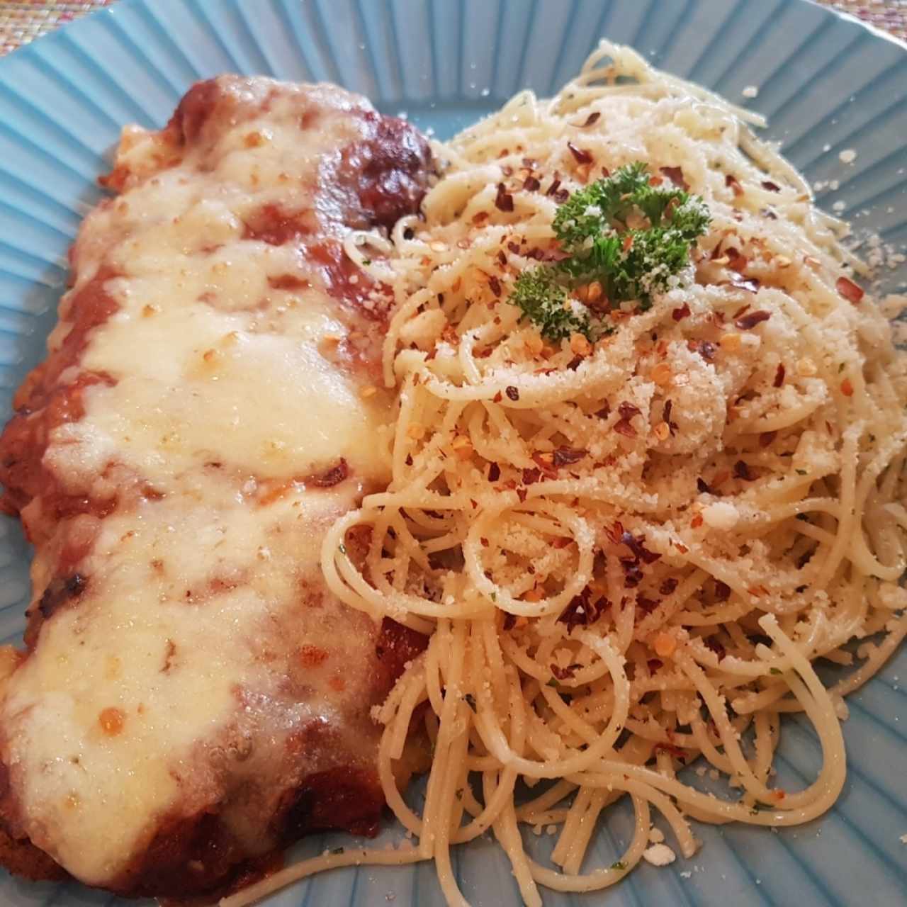 Filete parmesano con spaguetini al óleo