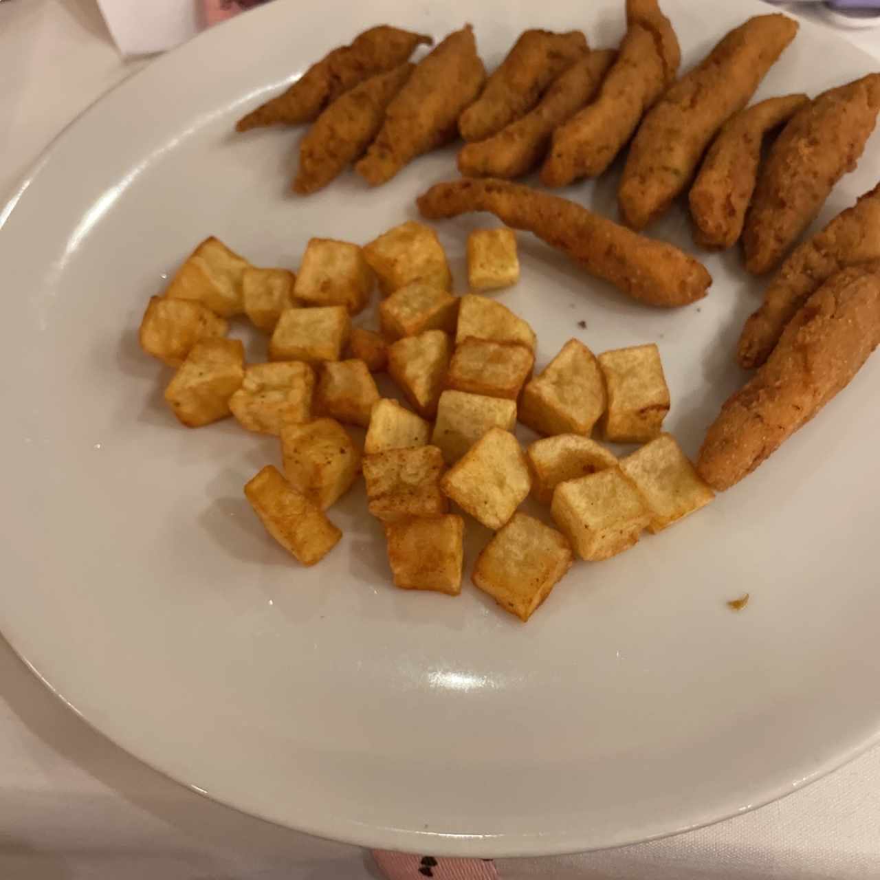 Deditos de pollo con papas salteada niños