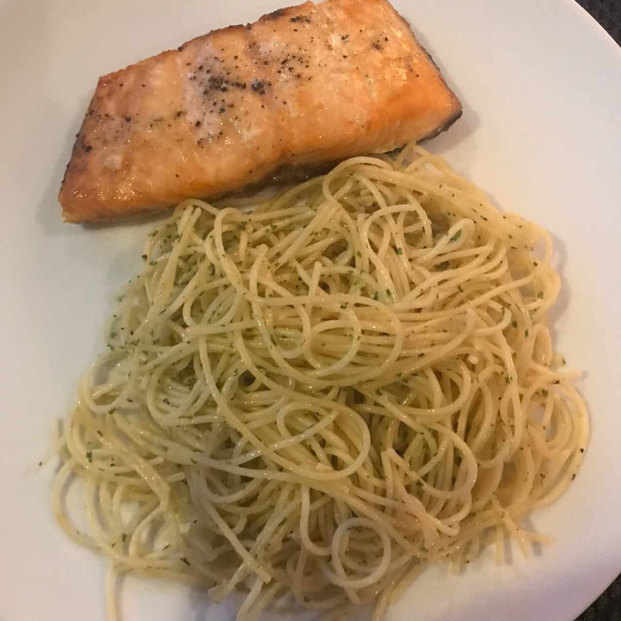 salmon con pasta al óleo