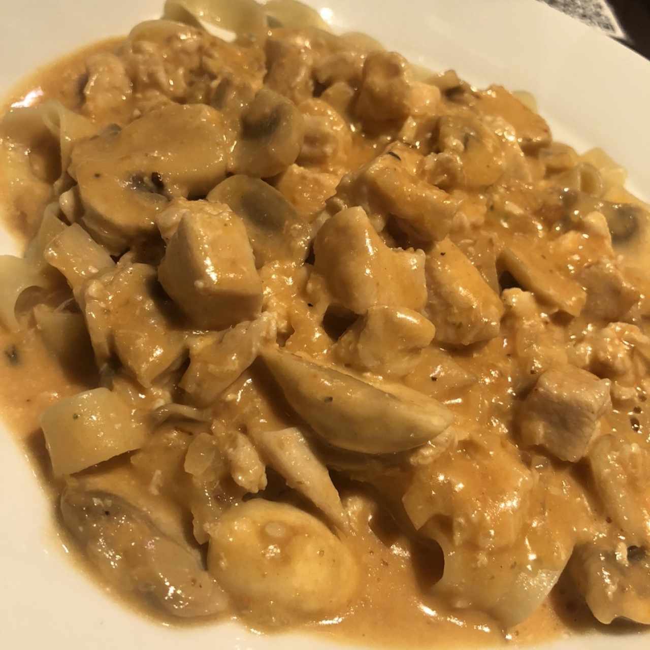 Fettucine con pollo, hongos en salsa rosada