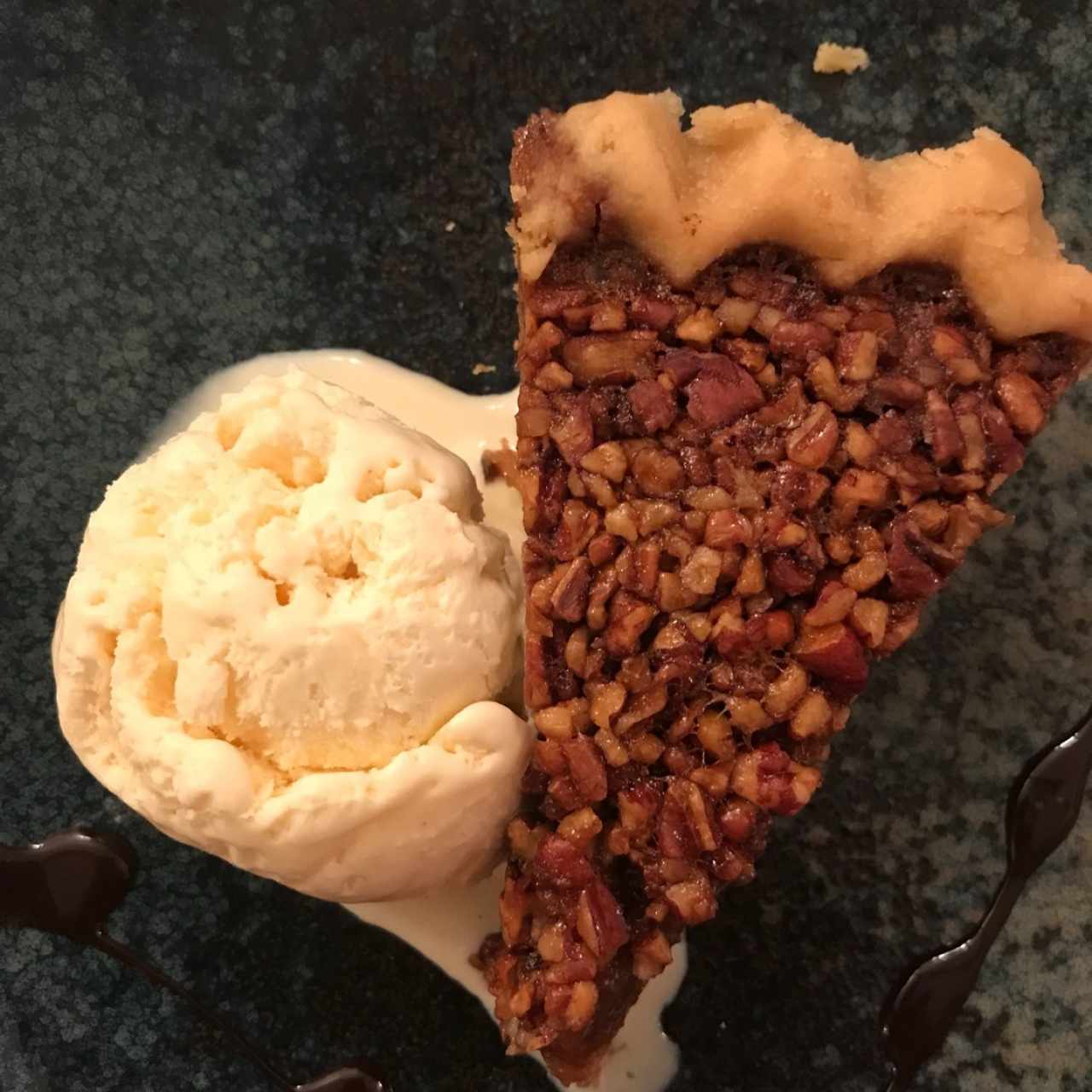 Pecan con helado de vainilla