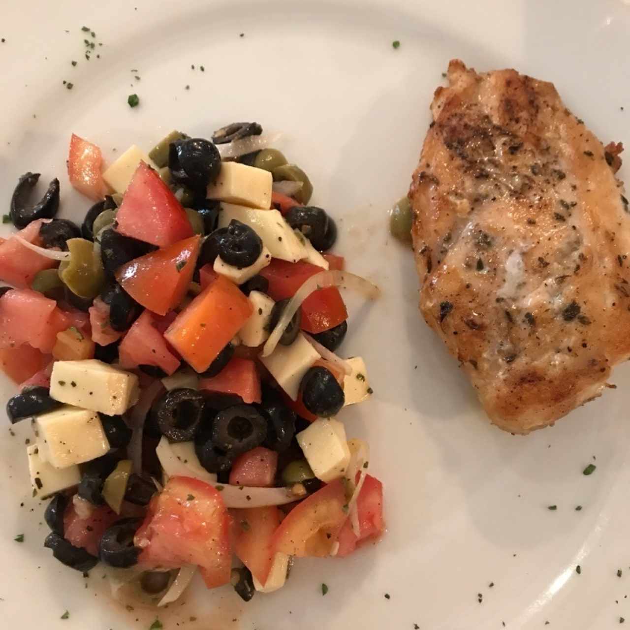 Pechuga de pollo con ensalada napolitana